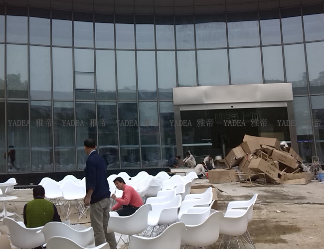 工人安裝椅子圖片 山海上城