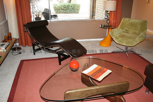 柯布西耶設(shè)計的躺椅(Chaise Longue chair LC4)