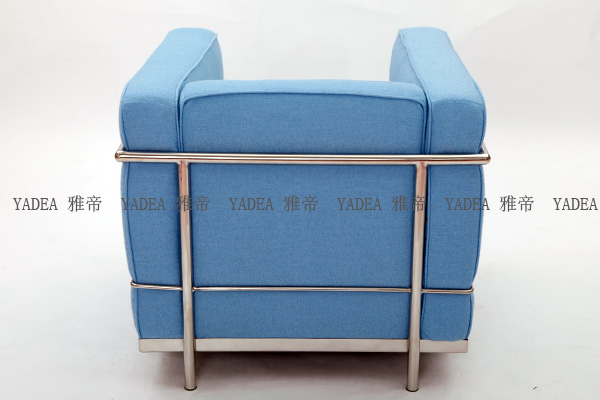 淺藍(lán)色羊毛絨布沙發(fā)