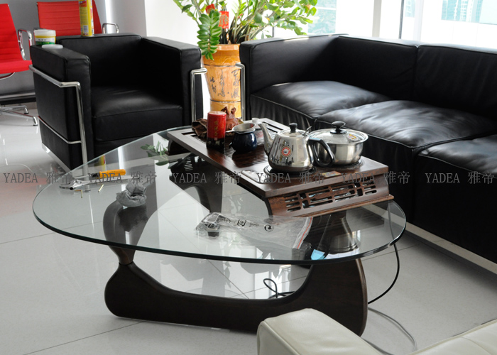 柯布西耶設(shè)計(jì)的真皮沙發(fā)(Le Corbusier Sofa)