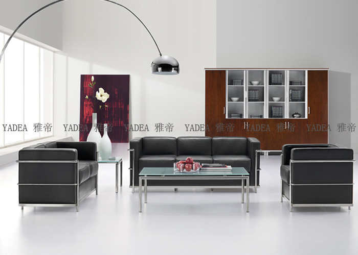 柯布西耶設(shè)計(jì)的真皮沙發(fā)(Le Corbusier Sofa)