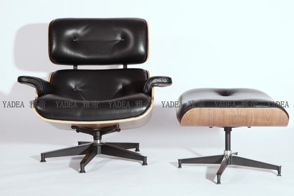 核桃木貼皮的<a href='http://www.szdeyun.com/Products/EamesLoungeChair.html' class='keys' title='點(diǎn)擊查看關(guān)于伊姆斯休閑椅的相關(guān)信息' target='_blank'>伊姆斯休閑椅</a>（walnut Eames Lounge Chair）