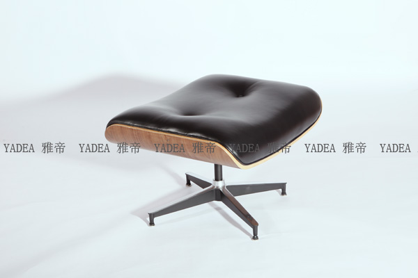 核桃木貼皮的<a href='http://www.szdeyun.com/Products/EamesLoungeChair.html' class='keys' title='點(diǎn)擊查看關(guān)于伊姆斯休閑椅的相關(guān)信息' target='_blank'>伊姆斯休閑椅</a>（walnut Eames Lounge Chair）