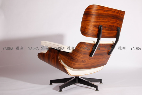 白色<a href='http://www.szdeyun.com/Products/EamesLoungeChair.html' class='keys' title='點擊查看關(guān)于伊姆斯休閑椅的相關(guān)信息' target='_blank'>伊姆斯休閑椅</a>（Eames Lounge Chair In White Leather）