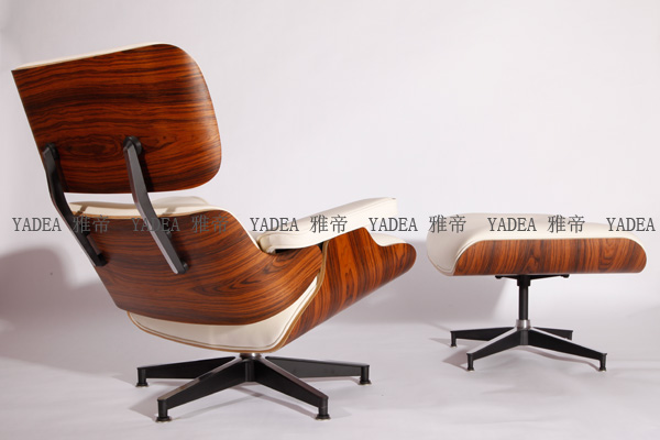 白色<a href='http://www.szdeyun.com/Products/EamesLoungeChair.html' class='keys' title='點擊查看關(guān)于伊姆斯休閑椅的相關(guān)信息' target='_blank'>伊姆斯休閑椅</a>（Eames Lounge Chair In White Leather）