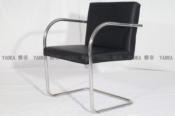 簡約椅子：新版布爾諾椅