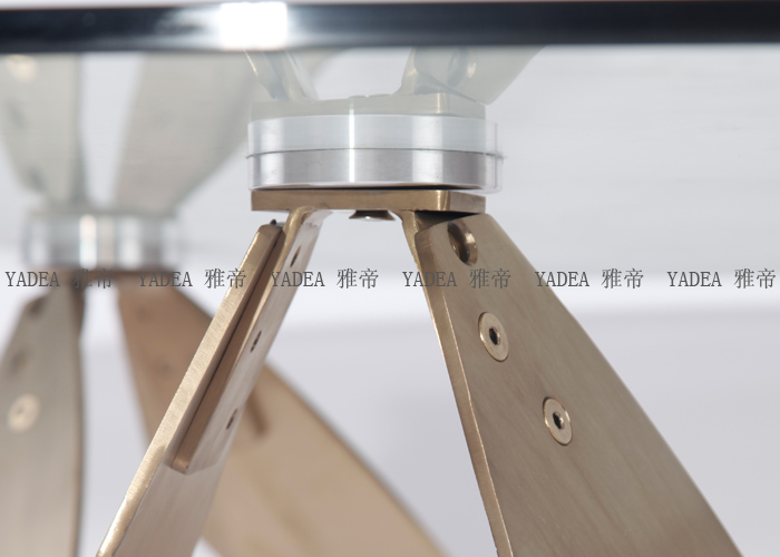 不銹鋼配玻璃的桌子