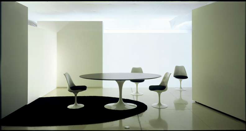 郁金香桌子（Tulip Table）