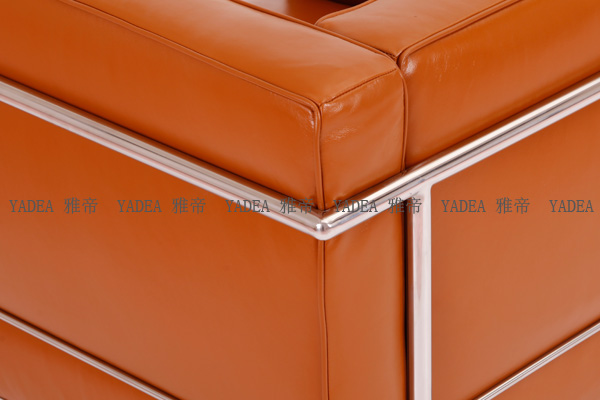 淺棕色沙發(fā):柯布西耶沙發(fā)