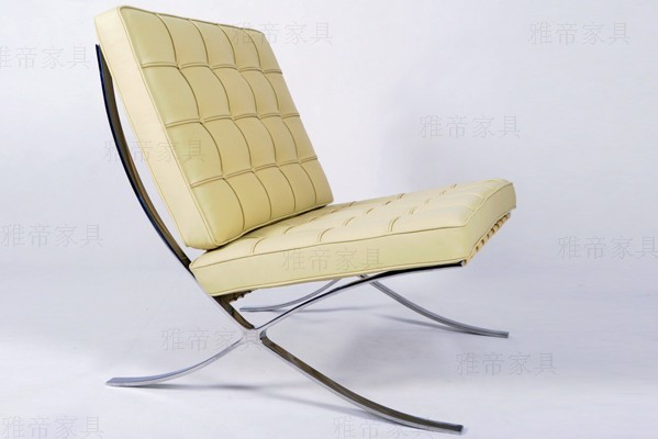 米色巴塞羅那椅（Barcelona Chair In Cream-colored）