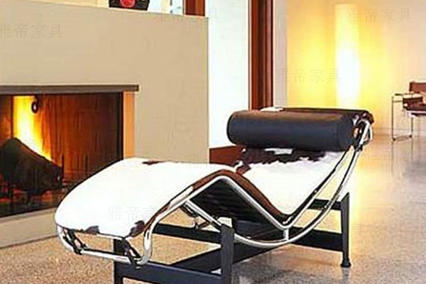 柯布西耶設計的躺椅(Chaise Longue chair LC4)