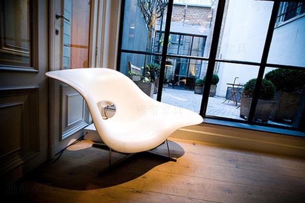 貝殼貴妃椅（Eames La Chaise）