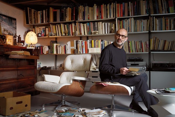 維特拉版本的<a href='http://www.szdeyun.com/Products/EamesLoungeChair.html' class='keys' title='點擊查看關于伊姆斯休閑椅的相關信息' target='_blank'>伊姆斯休閑椅</a>（Eames Lounge Chair &mdash; Vitra Version）