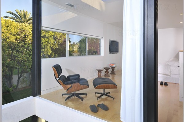 赫曼米勒版本的<a href='http://www.szdeyun.com/Products/EamesLoungeChair.html' class='keys' title='點(diǎn)擊查看關(guān)于伊姆斯休閑椅的相關(guān)信息' target='_blank'>伊姆斯休閑椅</a>（Eames Lounge Chair&mdash;Herman Miller Version)