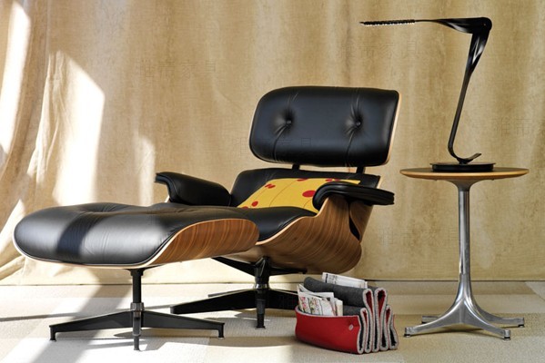 核桃木貼皮的<a href='http://www.szdeyun.com/Products/EamesLoungeChair.html' class='keys' title='點(diǎn)擊查看關(guān)于伊姆斯休閑椅的相關(guān)信息' target='_blank'>伊姆斯休閑椅</a>（walnut Eames Lounge Chair）