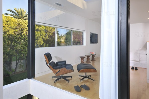 核桃木貼皮的伊姆斯休閑椅（walnut Eames Lounge Chair）