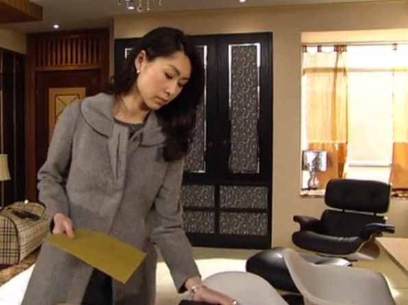 《法證先鋒》出現(xiàn)的<a href='http://www.szdeyun.com/Products/EamesLoungeChair.html' class='keys' title='點(diǎn)擊查看關(guān)于伊姆斯休閑椅的相關(guān)信息' target='_blank'>伊姆斯休閑椅</a> Eames Lounge Chair 3